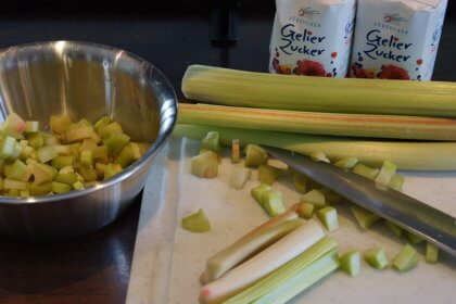 Rhabarber-Marmelade -Rhabarber schälen und klein schneiden