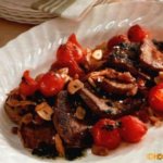 Rinderfilet mit Tomaten Pinienkernen und Knoblauch