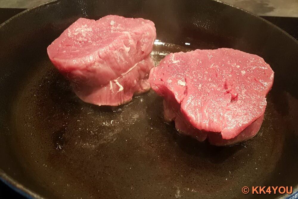 die Steaks von allen Seiten scharf  anbraten