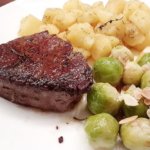 Rinderfilet-Medaillons mit Rosenkohl und Rosmarin-Kartoffeln