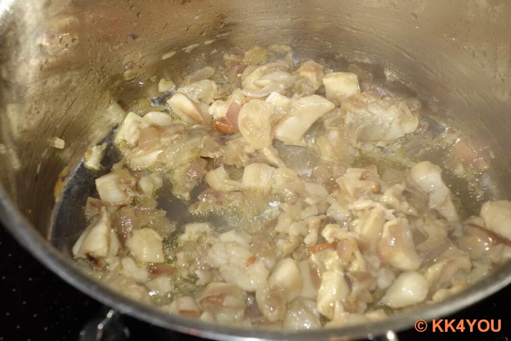 Risotto Genueser Art -Steinpilze zu den angedünsteten Zwiebel zugeben