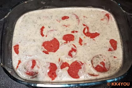 dünne Scheiben geschnittene Türkenwurst mit der Gabel einstupfen