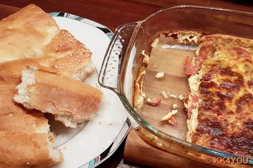 deftiges Schafskäse-Soufflé mit Fladenbrot