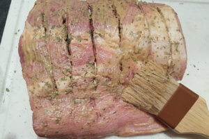 Braten mit dem Senfgemisch bestreichen