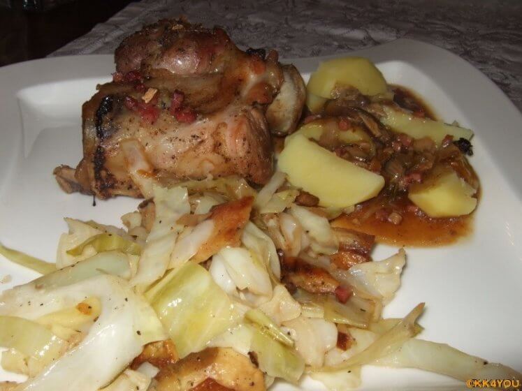 Schweinshaxe mit Steinpilzkohl