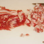 Speck in kleine Würfel schneiden
