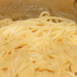 Eier, Sahne, Parmesan Mischung mit Spaghetti vermengen