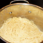 Eier, Sahne, Parmesan Mischung mit Spaghetti vermengen