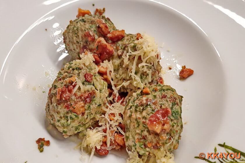 Südtiroler Spinatknödel mit Nüssen