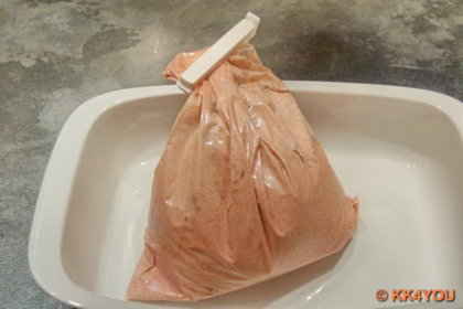 Fleisch zusammen mit der Joghurtgewürzmischung in Gefrierbeutel über Nacht im Kühlschrank ziehen lassen