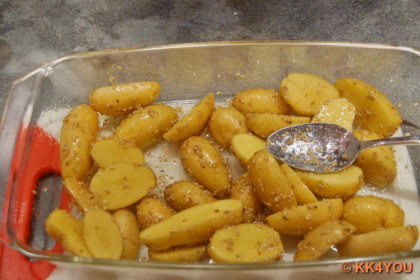 Kartoffeln in Sesammischung wälzen