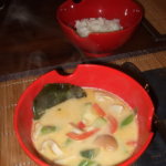 berühmte Hühnersuppe mit Kokosmilch und Galgant