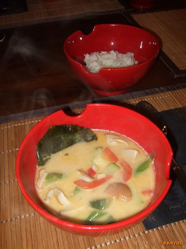 Tom Kha Gai -Thailändische scharfe Kokos Huhn Suppe