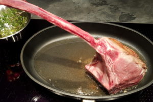 Tomahawk-Steak in Pfanne anbraten