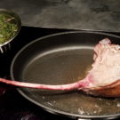 Tomahawk-Steak -Gebratenes Kalbskotelett mit Rippe