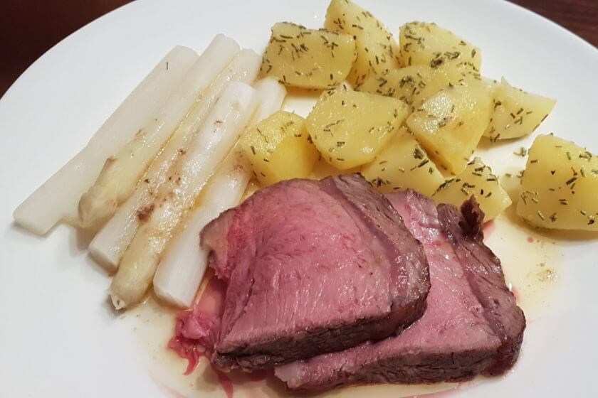 Rosa Tomahawk-Steak mit Rosmarin Kartoffeln und Spargel