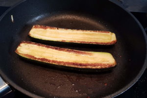 Überbackene Zucchini -Zucchini  scharf in der Pfanne anbraten