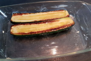 In gebutterter Form die Zucchini anordnen