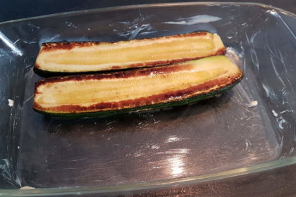 In gebutterter Form die Zucchini anordnen