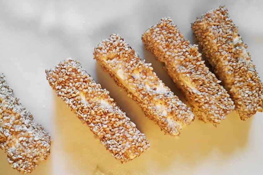 Überbackener Feta in Honig-Sesam-Kruste auf Blattsalat - CUISINE4YOU