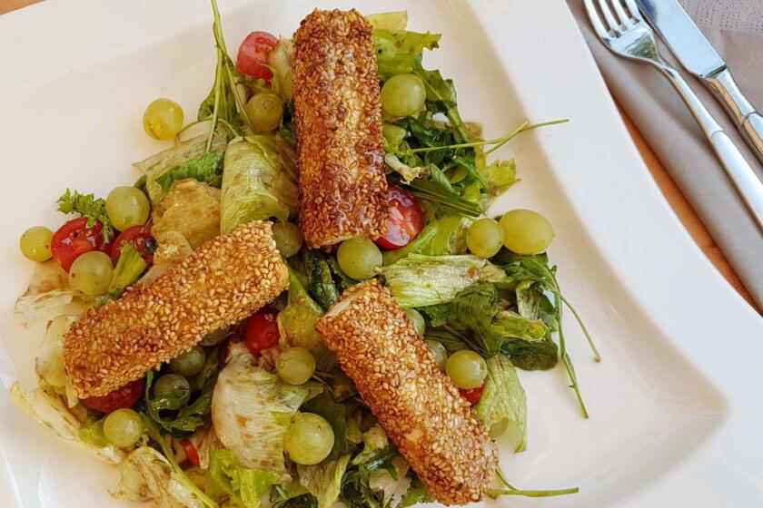 Überbackener Feta in Honig-Sesam-Kruste auf Blattsalat