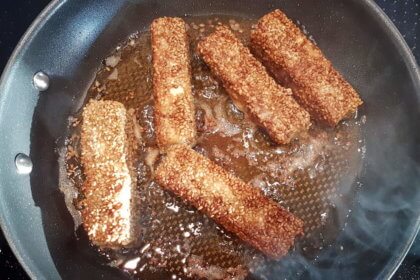 Feta von allen Seiten goldbraun braten