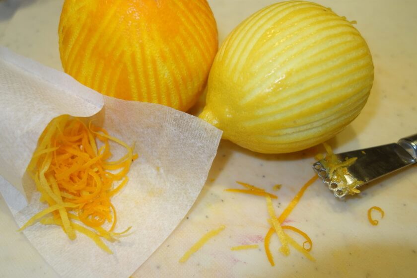 Orangenschale und Zitronenschale in Teefilter füllen
