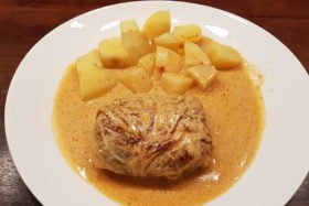 Wirsingrouladen mit Pilz-Couscous-Füllung, als Beilage Salzkartoffeln