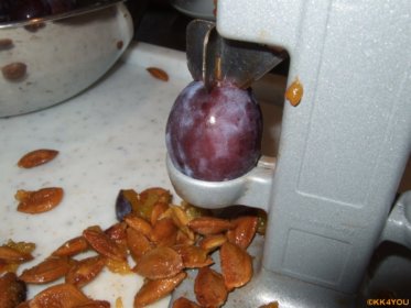 Zwetschgen Marmelade -Zwetschgen entkernen